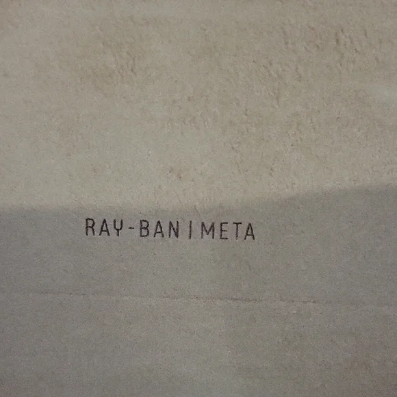 Ray-Ban Meta Glasses With Beige Case And Charger - Picture 3 of 14